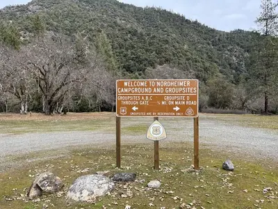Directive sign at entrance