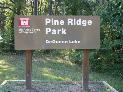 De Queen Lake Pine Ridge Park