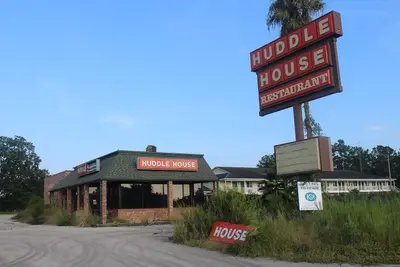 Abandoned Huddle House, Jefferson County, near Exit 225, I10
