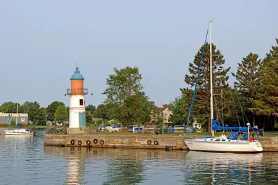 Lighthouse Quebec-00705 - Soulanges Canal Upper Entrance Range Front (14843530775)