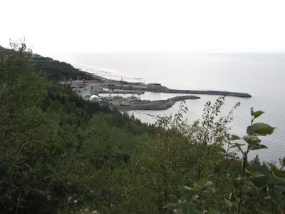 Le port de Cap-Chat vu de la halte routière en bordure de la route ^132, à l'est de Cap-Chat, Qc - panoramio