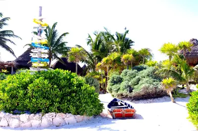 Tulum beach at low tide. - panoramio