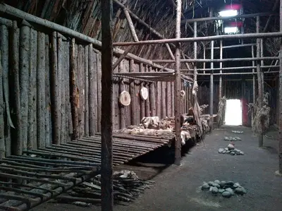 Huron-Maison-Longue-Reconstituée-Intérieur