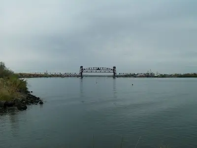 Railroad lift bridge over the Snake river