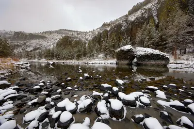 Snow along the Crooked River (33188213048)