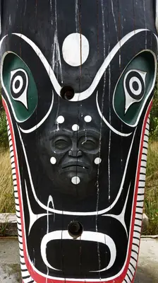 Totem at 'Namgis Big House (29348262734)