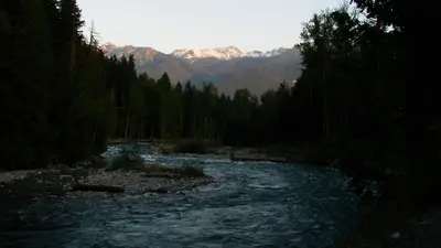 Príjemný indiánsky kemp na brehu rieky - panoramio