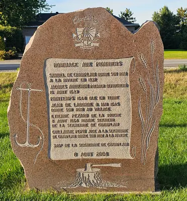 Monument aux pionniers, sis en bordure de la halte de la route 138 au village de Champlain(Québec)-2024-10-06