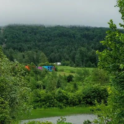 Étang et chalet au domaine du Radar