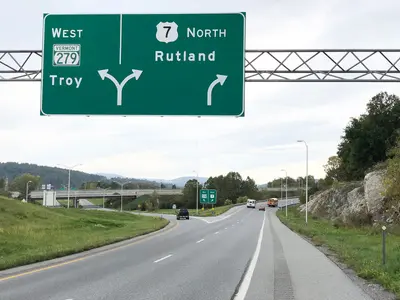 2021-09-28 14 10 06 View north along U.S. Route 7 and west along Vermont State Route 279 (Bennington Bypass) at the exit for Vermont State Route 279 WEST (Troy) in Bennington, Bennington County, Vermont