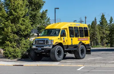 West Yellowstone (MT, USA), Yellowstone Avenue, Bus der Yellowstone Vacation Tours -- 2022 -- 2380