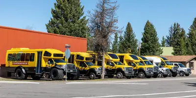 West Yellowstone (MT, USA), Yellowstone Avenue, Fahrzeuge der Yellowstone Vacation Tours -- 2022 -- 2381