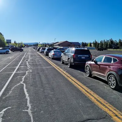 West Yellowstone (MT, USA), Yellowstone Avenue, Warteschlange vor dem Eingang zum Yellowstone National Park -- 2022 -- 073857