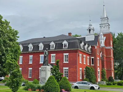 Saint-Césaire (Québec)-Centre St-Joseph, rue Notre-Dame, au centre-ville-2024-05-28