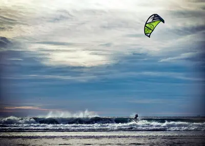 Kite Surfing (Unsplash)