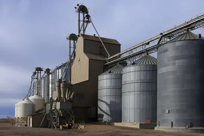 Grassy Lake Alberta Grain Elevator (24634192030)